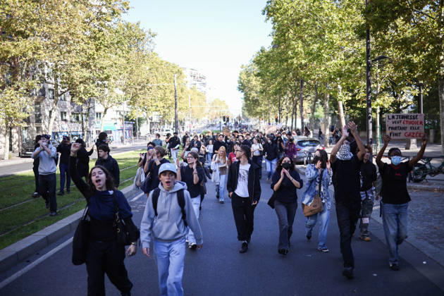 Clashes With Police During Student Protest - Paris Clashes between protesters and police during the student demonstration between the Lycee Paul Valéry and the Lycée Elisa Lemonnier in the 12th arrondissement of Paris, France on October 5, 2026. Students continue their protest to demand the hiring of substitute teachers, increased resources, and decent learning conditions. Photo by Raphael Lafargue ABACAPRESS.COM Paris France Copyright: xLafarguexRaphael ABACAx