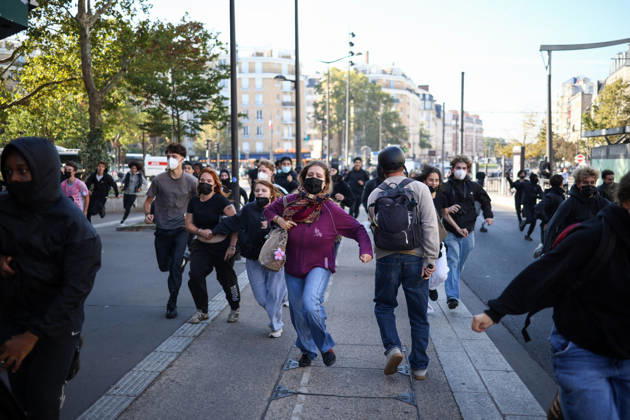 Clashes With Police During Student Protest - Paris Clashes between protesters and police during the student demonstration between the Lycee Paul Valéry and the Lycée Elisa Lemonnier in the 12th arrondissement of Paris, France on October 5, 2026. Students continue their protest to demand the hiring of substitute teachers, increased resources, and decent learning conditions. Photo by Raphael Lafargue ABACAPRESS.COM Paris France Copyright: xLafarguexRaphael ABACAx