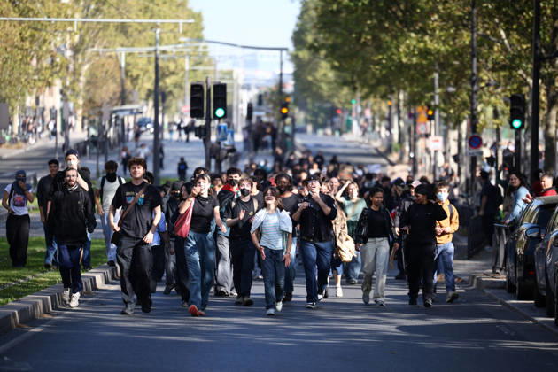Clashes With Police During Student Protest - Paris Clashes between protesters and police during the student demonstration between the Lycee Paul Valéry and the Lycée Elisa Lemonnier in the 12th arrondissement of Paris, France on October 5, 2026. Students continue their protest to demand the hiring of substitute teachers, increased resources, and decent learning conditions. Photo by Raphael Lafargue ABACAPRESS.COM Paris France Copyright: xLafarguexRaphael ABACAx
