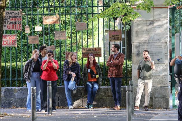 High School Students Protest PHOTOPQR SUD OUEST sounalet sounalet Jean Christophe Sounalet La Rochelle October 5, 2026 on October 5, 2026 High School Students Protest at Dautet High School and Place Verdun, France Fires have broken out at several schools in France, as students protest by blocking access to educational institutions nationwide over school funding and learning conditions La Rochelle CHARENTE MARITIME France  Copyright: xPHOTOPQR SUDxOUEST MAXPPPxJean-ChristophexSounaletx 20261005SDO9993 20261005SDO9993