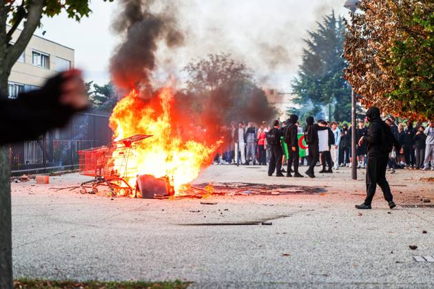 HIGH SCHOOL STUDENTS PROTEST IN VALENCE PHOTOPQR LE DAUPHINE Eliot BERNARD Valence October 5, 2026 Valence, October 5: High school students protest at Algoud Laffemas High School. Photo by Eliot Bernard. France. Fires have broken out at several schools in France as students protest by blocking access to educational institutions nationwide over school funding and learning conditions. Valence, Drôme, Rhône-Alpes, France  Copyright: xPHOTOPQR LExDAUPHINE MAXPPPxEliotxBERNARDx 20261005JDL0204 20261005JDL0204