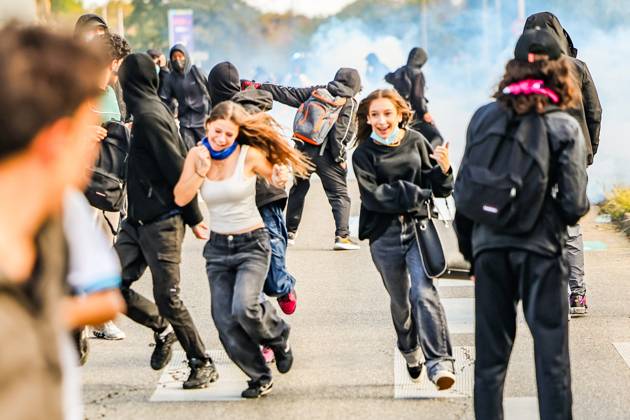 HIGH SCHOOL STUDENTS PROTEST IN VALENCE PHOTOPQR LE DAUPHINE Eliot BERNARD Valence October 5, 2026 Valence, October 5: High school students protest at Algoud Laffemas High School. Photo by Eliot Bernard. France. Fires have broken out at several schools in France as students protest by blocking access to educational institutions nationwide over school funding and learning conditions. Valence, Drôme, Rhône-Alpes, France  Copyright: xPHOTOPQR LExDAUPHINE MAXPPPxEliotxBERNARDx 20261005JDL0221 20261005JDL0221