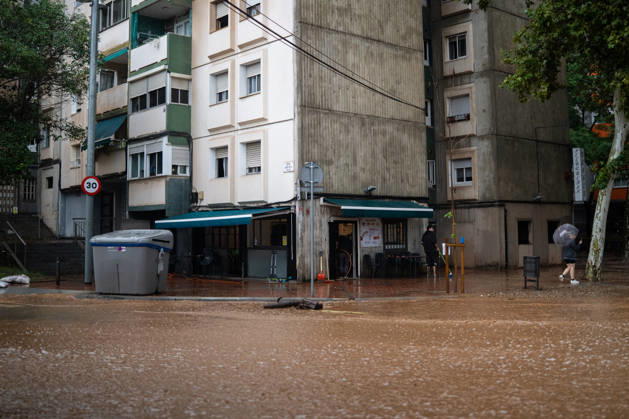 Heavy rains in Catalonia cause widespread disruption. A flooded street in the Nou Barris neighborhood on October 5, 2026, in Barcelona, Catalonia, Spain. Rain and storms will once again dominate the day on Monday, though with less intensity than over the weekend, with yellow and orange alerts in effect at times in some areas of the country, and even a red alert remaining in effect until 10 a.m. in Barcelona, with a cumulative rainfall of 90 L m². OCTOBER 5, 2026 Lorena Sopê Barcelona, Catalonia, Spain  Copyright: xLorenaxSopÃªnax 7822396