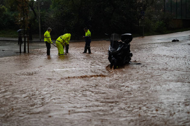 Heavy rains in Catalonia cause widespread disruption. Several workers clean up a flooded street in the Nou Barris neighborhood on October 5, 2026, in Barcelona, Catalonia, Spain. Rain and storms will once again dominate the day on Monday, though with less intensity than over the weekend, with yellow and orange alerts in effect at times in some areas of the country, and even a red alert remaining in effect until 10 a.m. in Barcelona, with cumulative rainfall of 90 l m². OCTOBER 5, 2026 Lorena Sopê Barcelona, Catalonia, Spain  Copyright: xLorenaxSopÃªnax 7822401