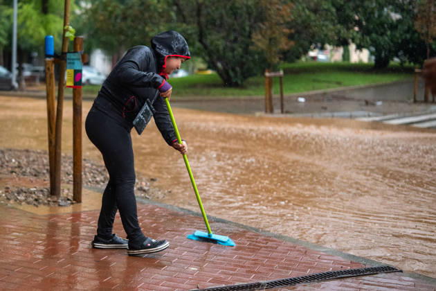 Heavy rains in Catalonia cause widespread disruption. A person cleans up a flooded street in the Nou Barris neighborhood on October 5, 2026, in Barcelona, Catalonia, Spain. Rain and storms will once again dominate the day on Monday, though with less intensity than over the weekend, with yellow and orange alerts in effect at times in some areas of the country, and even a red alert remaining in effect until 10 a.m. in Barcelona, with cumulative rainfall of 90 l m². OCTOBER 5, 2026 Lorena Sopê Barcelona, Catalonia, Spain  Copyright: xLorenaxSopÃªnax 7822404