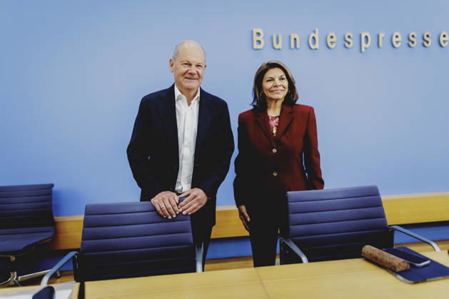 L R Olaf Scholz, former Federal Chancellor and Co-Chair of the ENSK, and Laura Chinchilla Miranda, former President of Costa Rica and Co-Chair of the ENSK, photographed during the press conference to present the North-South Commission on Development Policy in Berlin, October 5, 2026, Berlin, Germany Copyright: xFlorianxGaertnerx
