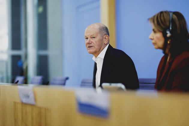 L R Olaf Scholz, former Federal Chancellor and Co-Chair of the ENSK, and Laura Chinchilla Miranda, former President of Costa Rica and Co-Chair of the ENSK, photographed during the press conference to introduce the North-South Commission on Development Policy in Berlin, October 5, 2026, Berlin, Germany Copyright: xFlorianxGaertnerx