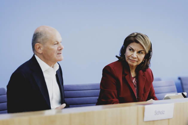 L R Olaf Scholz, former Federal Chancellor and Co-Chair of the ENSK, and Laura Chinchilla Miranda, former President of Costa Rica and Co-Chair of the ENSK, photographed during the press conference to introduce the North-South Commission on Development Policy in Berlin, October 5, 2026, Berlin, Germany Copyright: xFlorianxGaertnerx