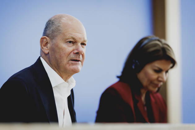 L R Olaf Scholz, former Federal Chancellor and Co-Chair of the ENSK, and Laura Chinchilla Miranda, former President of Costa Rica and Co-Chair of the ENSK, photographed during the press conference to present the North-South Commission on Development Policy in Berlin, October 5, 2026, Berlin, Germany Copyright: xFlorianxGaertnerx