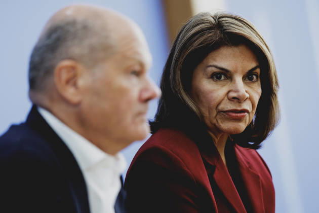 L R Olaf Scholz, former Federal Chancellor and Co-Chair of the ENSK, and Laura Chinchilla Miranda, former President of Costa Rica and Co-Chair of the ENSK, photographed during the press conference to introduce the North-South Commission on Development Policy in Berlin, October 5, 2026, Berlin, Germany Copyright: xFlorianxGaertnerx
