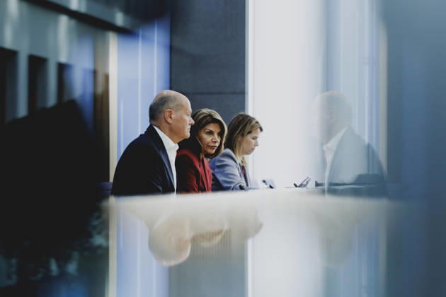 L R Olaf Scholz, former Federal Chancellor and Co-Chair of the ENSK, and Laura Chinchilla Miranda, former President of Costa Rica and Co-Chair of the ENSK, photographed during the press conference to introduce the North-South Commission on Development Policy in Berlin, October 5, 2026, Berlin, Germany Copyright: xFlorianxGaertnerx