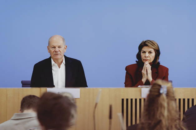 L R Olaf Scholz, former Federal Chancellor and Co-Chair of the ENSK, and Laura Chinchilla Miranda, former President of Costa Rica and Co-Chair of the ENSK, photographed during the press conference to present the North-South Commission on Development Policy in Berlin, October 5, 2026, Berlin, Germany Copyright: xFlorianxGaertnerx