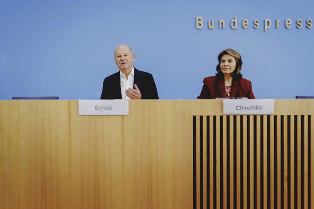 L R Olaf Scholz, former Federal Chancellor and Co-Chair of the ENSK, and Laura Chinchilla Miranda, former President of Costa Rica and Co-Chair of the ENSK, photographed during the press conference to introduce the North-South Commission on Development Policy in Berlin, October 5, 2026, Berlin, Germany Copyright: xFlorianxGaertnerx