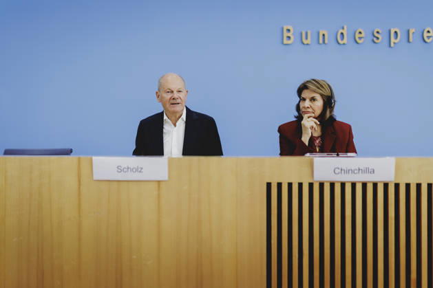 L R Olaf Scholz, former Federal Chancellor and Co-Chair of the ENSK, and Laura Chinchilla Miranda, former President of Costa Rica and Co-Chair of the ENSK, photographed during the press conference to present the North-South Commission on Development Policy in Berlin, October 5, 2026, Berlin, Germany Copyright: xFlorianxGaertnerx