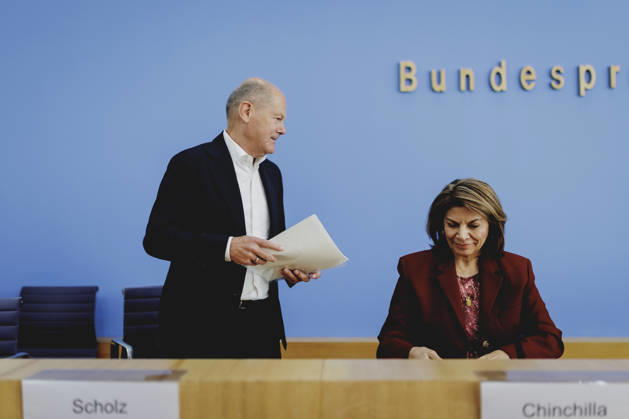 L R Olaf Scholz, former Federal Chancellor and Co-Chair of the ENSK, and Laura Chinchilla Miranda, former President of Costa Rica and Co-Chair of the ENSK, photographed during the press conference to introduce the North-South Commission on Development Policy in Berlin, October 5, 2026, Berlin, Germany Copyright: xFlorianxGaertnerx