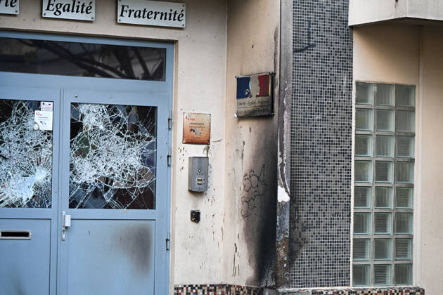 The door of Lycée Vauquelin in Paris was set on fire during high school protests. France, on October 5, 2026. Protests and student-led entrance blockades have intensified across the Île-de-France region and other urban centers in recent days, as high school students demonstrate against poor learning conditions. 460211 2026 10 05 Paris France (no people in frame) Copyright: xL.Urmanx xStarfacex STAR_460211_001