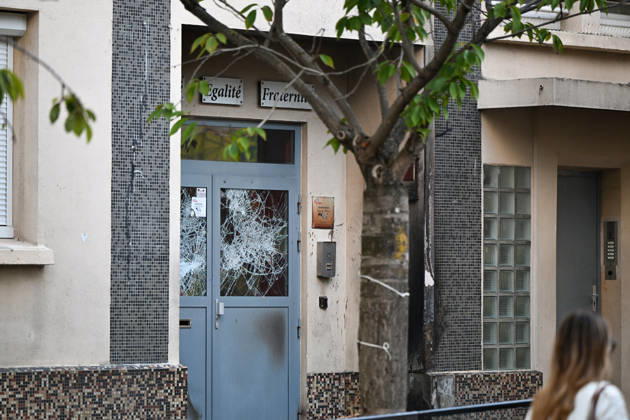 The door of Lycée Vauquelin in Paris was set on fire during high school protests. France, on October 5, 2026. Protests and student-led entrance blockades have intensified across the Île-de-France region and other urban centers in recent days, as high school students demonstrate against poor learning conditions. 460211 2026 10 05 Paris France (no people in frame) Copyright: xL.Urmanx xStarfacex STAR_460211_003