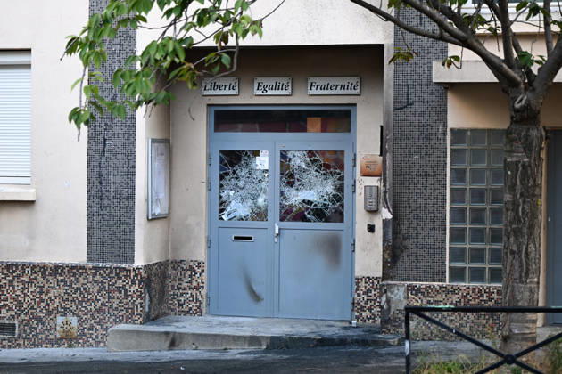 The door of Lycée Vauquelin in Paris was set on fire during high school protests. France, on October 5, 2026. Protests and student-led entrance blockades have intensified across the Île-de-France region and other urban centers in recent days, as high school students demonstrate against poor learning conditions. 460211 2026 10 05 Paris France (no people in frame) Copyright: xL.Urmanx xStarfacex STAR_460211_007