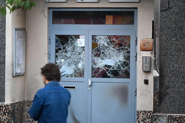 The door of Lycée Vauquelin in Paris was set on fire during high school protests. France, on October 5, 2026. Protests and student-led entrance blockades have intensified across the Île-de-France region and other urban centers in recent days, as high school students demonstrate against poor learning conditions. 460211 2026 10 05 Paris France (no people in frame) Copyright: xL.Urmanx xStarfacex STAR_460211_008