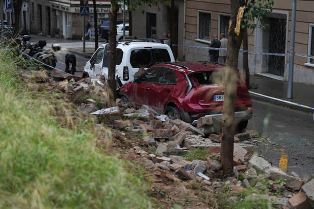 Heavy rains in Catalonia cause widespread disruption A wall collapses onto several vehicles due to the rain on Ciutat de Balaguer Street on October 5, 2026, in Barcelona, Catalonia, Spain. Rain and storms will once again dominate the day on Monday, though with less intensity than over the weekend, with yellow and orange alerts in effect at times in some areas of the country, and even a red alert remaining in effect until 10 a.m. in Barcelona, with cumulative rainfall of 90 L m². October 5, 2026, Barcelona, Catalonia, Barcelona, Catalonia, Spain  Copyright: xDavidxZorrakinox 7822688