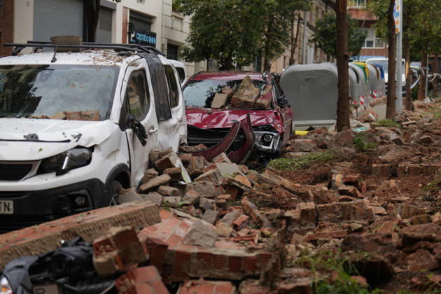 Heavy rains in Catalonia cause widespread disruption A wall collapses onto several vehicles due to the rain on Ciutat de Balaguer Street on October 5, 2026, in Barcelona, Catalonia, Spain. Rain and storms will once again dominate the day on Monday, though with less intensity than over the weekend, with yellow and orange alerts in effect at times in some areas of the country, and even a red alert remaining in effect until 10 a.m. in Barcelona, with cumulative rainfall of 90 L m². October 5, 2026, Barcelona, Catalonia, Barcelona, Catalonia, Spain  Copyright: xDavidxZorrakinox 7822689
