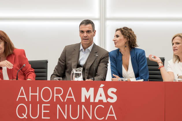 Sánchez Chairs the Meeting of the PSOE’s Federal Executive Committee The Prime Minister and Secretary-General of the PSOE, Pedro Sánchez, and the Secretary-General of the PSOE-A and Socialist parliamentary spokesperson, María Jesús Montero, during the meeting of the PSOE’s Federal Executive Committee (CEF) at the PSOE headquarters in Ferraz on October 5, 2026, in Madrid, Spain. Sánchez announced today that he is dissolving Parliament and calling for general elections on November 29. OCTOBER 5, 2026 Diego Radamé Madrid, Madrid, Spain  Copyright: xDiegoxRadamÃ sx 7822977