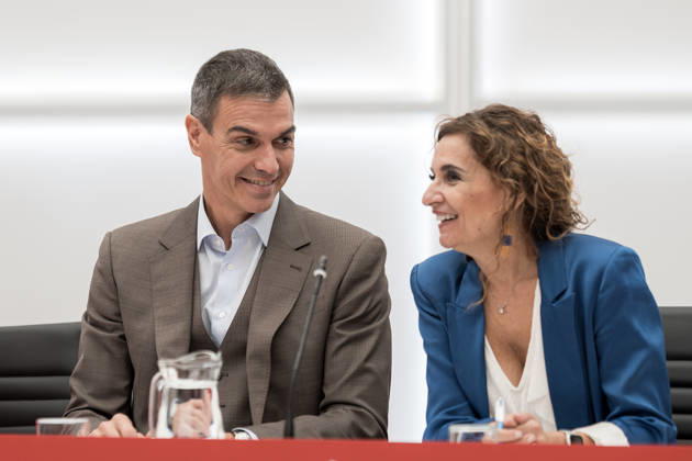 Sánchez Chairs the Meeting of the PSOE’s Federal Executive Committee The Prime Minister and Secretary-General of the PSOE, Pedro Sánchez, and the Secretary-General of the PSOE-A and Socialist parliamentary spokesperson, María Jesús Montero, during the meeting of the PSOE’s Federal Executive Committee (CEF) at the PSOE headquarters in Ferraz on October 5, 2026, in Madrid, Spain. Sánchez announced today that he is dissolving Parliament and calling for general elections on November 29. OCTOBER 5, 2026 Diego Radamé Madrid, Madrid, Spain  Copyright: xDiegoxRadamÃ sx 7822988