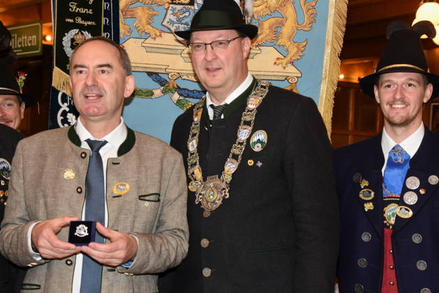 Hubert Aiwanger, STV; Christian Kühn, Minister President; State Shooting Champion; Munich; October 4, 2026; Theresienwiesn; Oktoberfest; Schützen Festzelt; State Shooting Competition; Award Ceremony for This Year s Shooting Champions; Photo: Munich