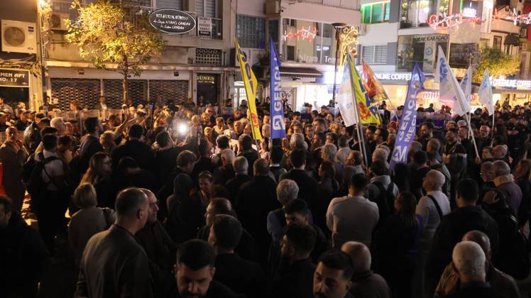 October 5, 2026, Â°Zmir, ToÂ¼rkiye: IZMIR, TURKEY, OCTOBER 5, 2026: Police officers block demonstrators during a protest organized by the Izmir Labor and Democracy Forces on Cyprus Martyrs Street against the transfer of elected mayors to the ruling AKP and amid claims that Izmir Mayor Cemil Tugay could also join the party. After negotiations with police, demonstrators proceeded toward the Turkan Saylan Cultural Center under restrictions on banners and slogans, where the Izmir Bar Association issued a statement criticizing political party defections and their impact on voters electoral choices. Â°Zmir Türkiye - ZUMAq101 20261005_zna_q101_026 Copyright: xTurgayxKilicx
