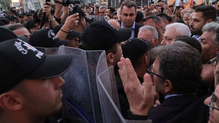 October 5, 2026, Â°Zmir, ToÂ¼rkiye: IZMIR, TURKEY, OCTOBER 5, 2026: Police officers block demonstrators during a protest organized by the Izmir Labor and Democracy Forces on Cyprus Martyrs Street against the transfer of elected mayors to the ruling AKP and amid claims that Izmir Mayor Cemil Tugay could also join the party. After negotiations with police, demonstrators proceeded toward the Turkan Saylan Cultural Center under restrictions on banners and slogans, where the Izmir Bar Association issued a statement criticizing political party defections and their impact on voters electoral choices. Â°Zmir Türkiye - ZUMAq101 20261005_zna_q101_032 Copyright: xTurgayxKilicx