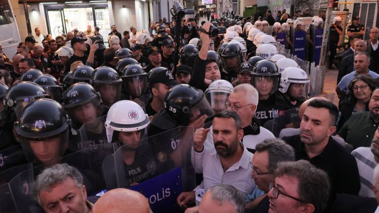 October 5, 2026, Â°Zmir, ToÂ¼rkiye: IZMIR, TURKEY, OCTOBER 5, 2026: Police officers block demonstrators during a protest organized by the Izmir Labor and Democracy Forces on Cyprus Martyrs Street against the transfer of elected mayors to the ruling AKP and amid claims that Izmir Mayor Cemil Tugay could also join the party. After negotiations with police, demonstrators proceeded toward the Turkan Saylan Cultural Center under restrictions on banners and slogans, where the Izmir Bar Association issued a statement criticizing political party defections and their impact on voters electoral choices. Â°Zmir Türkiye - ZUMAq101 20261005_zna_q101_033 Copyright: xTurgayxKilicx