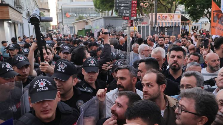October 5, 2026, Â°Zmir, ToÂ¼rkiye: IZMIR, TURKEY, OCTOBER 5, 2026: Police officers block demonstrators during a protest organized by the Izmir Labor and Democracy Forces on Cyprus Martyrs Street against the transfer of elected mayors to the ruling AKP and amid claims that Izmir Mayor Cemil Tugay could also join the party. After negotiations with police, demonstrators proceeded toward the Turkan Saylan Cultural Center under restrictions on banners and slogans, where the Izmir Bar Association issued a statement criticizing political party defections and their impact on voters electoral choices. Â°Zmir Türkiye - ZUMAq101 20261005_zna_q101_031 Copyright: xTurgayxKilicx