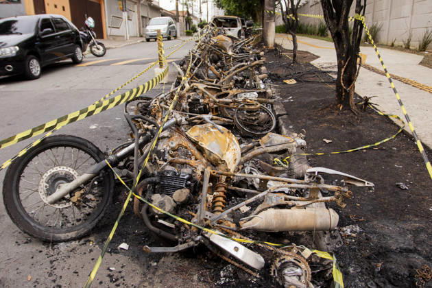 SaO PAULO, SP - 05.10.2026: QUEDA DE CABOS CAUSA INCÃªNDIO EM SaO PAULO - The fall of high-voltage power lines caused a large fire in Sao Paulo. Likely due to the rain, storm, and winds this past weekend in the southern part of the city, high-voltage power lines belonging to the electricity company Enel broke, causing a fire that engulfed numerous vehicles, including several motorcycles and a car. The vehicles were completely destroyed by the fire. All vehicles were parked legally on the street when the accident occurred. The owners are in talks with Enel to determine responsibility and compensation. The event took place on Rua Cannes, in the Veleiros neighborhood, near Capela do Socorro, Sao Paulo, on October 5, 2026. x3025730x  VanxCampos