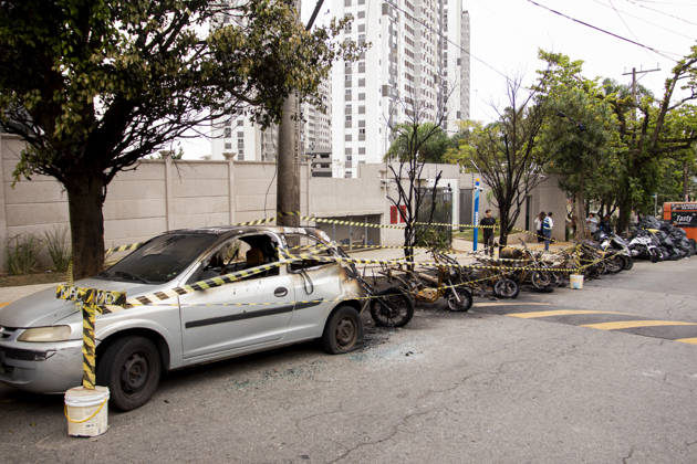 SaO PAULO, SP - 05.10.2026: QUEDA DE CABOS CAUSA INCÃªNDIO EM SaO PAULO - The fall of high-voltage power lines caused a large fire in Sao Paulo. Likely due to the rain, storm, and winds this past weekend in the southern part of the city, high-voltage power lines belonging to the electricity company Enel broke, causing a fire that engulfed numerous vehicles, including several motorcycles and a car. The vehicles were completely destroyed by the fire. All vehicles were parked legally on the street when the accident occurred. The owners are in talks with Enel to determine responsibility and compensation. The event took place on Rua Cannes, in the Veleiros neighborhood, near Capela do Socorro, Sao Paulo, on October 5, 2026. x3025732x  VanxCampos