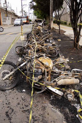 SaO PAULO, SP - 05.10.2026: QUEDA DE CABOS CAUSA INCÃªNDIO EM SaO PAULO - The fall of high-voltage power lines caused a large fire in Sao Paulo. Likely due to the rain, storm, and winds this past weekend in the southern part of the city, high-voltage power lines belonging to the electricity company Enel broke, causing a fire that engulfed numerous vehicles, including several motorcycles and a car. The vehicles were completely destroyed by the fire. All vehicles were parked legally on the street when the accident occurred. The owners are in talks with Enel to determine responsibility and compensation. The event took place on Rua Cannes, in the Veleiros neighborhood, near Capela do Socorro, Sao Paulo, on October 5, 2026. x3025738x  VanxCampos