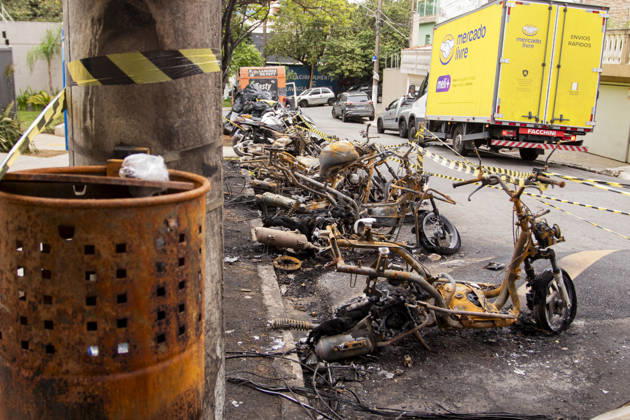 SaO PAULO, SP - 05.10.2026: QUEDA DE CABOS CAUSA INCÃªNDIO EM SaO PAULO - The fall of high-voltage power lines caused a large fire in Sao Paulo. Likely due to the rain, storm, and winds this past weekend in the southern part of the city, high-voltage power lines belonging to the electricity company Enel broke, causing a fire that engulfed numerous vehicles, including several motorcycles and a car. The vehicles were completely destroyed by the fire. All vehicles were parked legally on the street when the accident occurred. The owners are in talks with Enel to determine responsibility and compensation. The event took place on Rua Cannes, in the Veleiros neighborhood, near Capela do Socorro, Sao Paulo, on October 5, 2026. x3025745x  VanxCampos