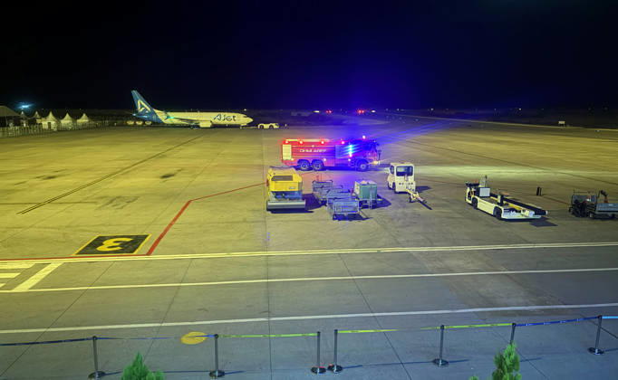 (261005) -- SANLIURFA, Oct. 5, 2026 -- Photo taken on Oct. 5, 2026 shows the passenger plane of Turkish airline AJet after it landed at Sanliurfa GAP Airport in T¨¹rkiye. A passenger plane flying from the Turkish capital Ankara to the southeastern province of Sanliurfa landed safely on Monday after a note claiming an explosive device was on board was found, local authorities said. ( Handout via Xinhua) T?RKIYE-SANLIURFA-PASSENGER PLANE-BOMBING CLAIM-LANDED MustafaxKaya 