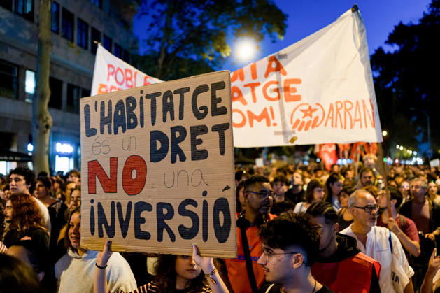 Protests against the housing crisis in Barcelona, Spain - 05 Oct 2026 A placard reading housing is a right not an investment seen during the demonstration. Demonstrations were called in cities all over Spain following the eviction of Mari Carmen, an 87 years woman evicted from her apartment after it was bought by a real estate agency, and the Spanish parliamentís rejection of a decree aimed at strengthening protections for tenants. Barcelona Spain Copyright: xDavidexBonaldox xSOPAxImagesx DBONALDO-2052