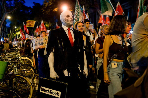 Protests against the housing crisis in Barcelona, Spain - 05 Oct 2026 A man wearing a costume of a skull and a bag written Black Rock is seen during the demonstration. Demonstrations were called in cities all over Spain following the eviction of Mari Carmen, an 87 years woman evicted from her apartment after it was bought by a real estate agency, and the Spanish parliamentís rejection of a decree aimed at strengthening protections for tenants. Barcelona Spain Copyright: xDavidexBonaldox xSOPAxImagesx DBONALDO-2053