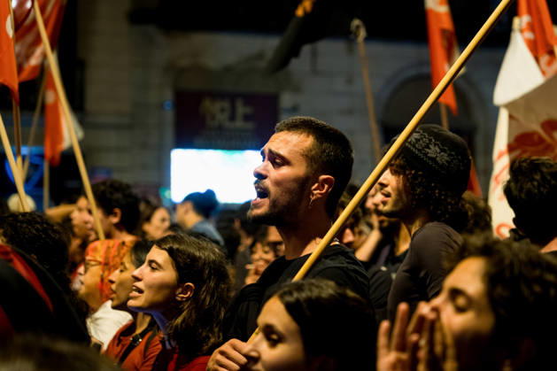 Protests against the housing crisis in Barcelona, Spain - 05 Oct 2026 Protesters chant slogans during the demonstration. Demonstrations were called in cities all over Spain following the eviction of Mari Carmen, an 87 years woman evicted from her apartment after it was bought by a real estate agency, and the Spanish parliamentís rejection of a decree aimed at strengthening protections for tenants. Barcelona Spain Copyright: xDavidexBonaldox xSOPAxImagesx DBONALDO-2055