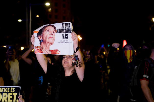 Protests against the housing crisis in Barcelona, Spain - 05 Oct 2026 A woman holds a placard reading not one more Mari Carmen during the demonstration. Demonstrations were called in cities all over Spain following the eviction of Mari Carmen, an 87 years woman evicted from her apartment after it was bought by a real estate agency, and the Spanish parliamentís rejection of a decree aimed at strengthening protections for tenants. Barcelona Spain Copyright: xDavidexBonaldox xSOPAxImagesx DBONALDO-2061