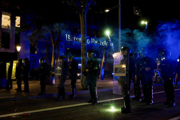 Protests against the housing crisis in Barcelona, Spain - 05 Oct 2026 The riot police known as Mossos are seen during the demonstration. Demonstrations were called in cities all over Spain following the eviction of Mari Carmen, an 87 years woman evicted from her apartment after it was bought by a real estate agency, and the Spanish parliamentís rejection of a decree aimed at strengthening protections for tenants. Barcelona Spain Copyright: xDavidexBonaldox xSOPAxImagesx DBONALDO-2062