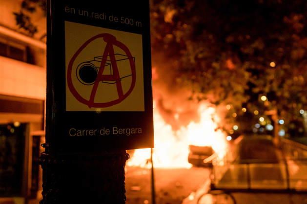Protests against the housing crisis in Barcelona, Spain - 05 Oct 2026 A sign with the anarchy symbol painted on it seen during the demonstration. Demonstrations were called in cities all over Spain following the eviction of Mari Carmen, an 87 years woman evicted from her apartment after it was bought by a real estate agency, and the Spanish parliamentís rejection of a decree aimed at strengthening protections for tenants. Barcelona Spain Copyright: xDavidexBonaldox xSOPAxImagesx DBONALDO-2070