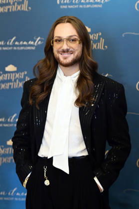 Riccardo Simonetti at the press conference for the 2027 Semper Opera Ball, themed Vivi il momento: A Night in Elbflorenz, at the Hotel Taschenbergpalais Kempinski Dresden, Dresden, October 5, 2026 Foto:xM.xWehnertx xFuturexImagex semperopernball_6012