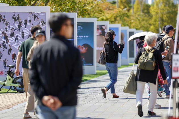 people visit the Busan International Film Festival, South Korea People walk near the Busan Cinema Center, the main venue of the 31st Busan International Film Festival (BIFF), in Busan, South Korea, on October 06, 2026. Busan South Korea Copyright: xMatrixxImages JungxUi-Chelx