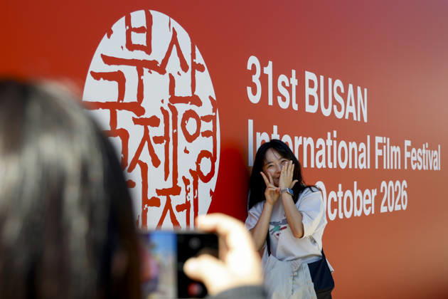 people visit the Busan International Film Festival, South Korea People pose for photographs near the Busan Cinema Center, the main venue of the 31st Busan International Film Festival (BIFF), in Busan, South Korea, on October 06, 2026. Busan South Korea Copyright: xMatrixxImages JungxUi-Chelx