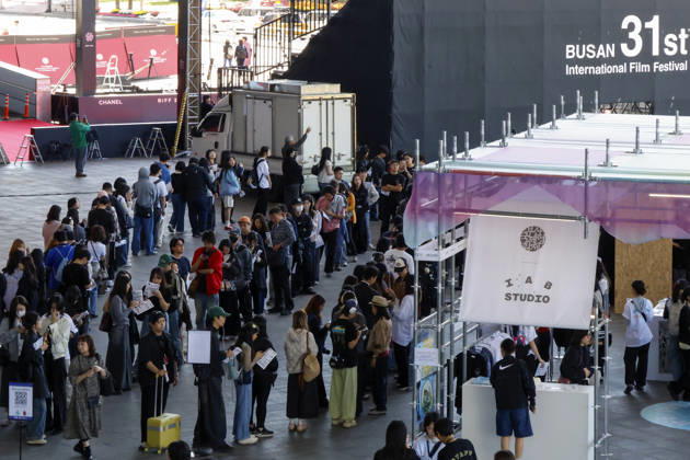 people visit the Busan International Film Festival, South Korea People wait in line outside the Busan Cinema Center, the main venue of the 31st Busan International Film Festival (BIFF), in Busan, South Korea, on October 06, 2026. Busan South Korea Copyright: xMatrixxImages JungxUi-Chelx