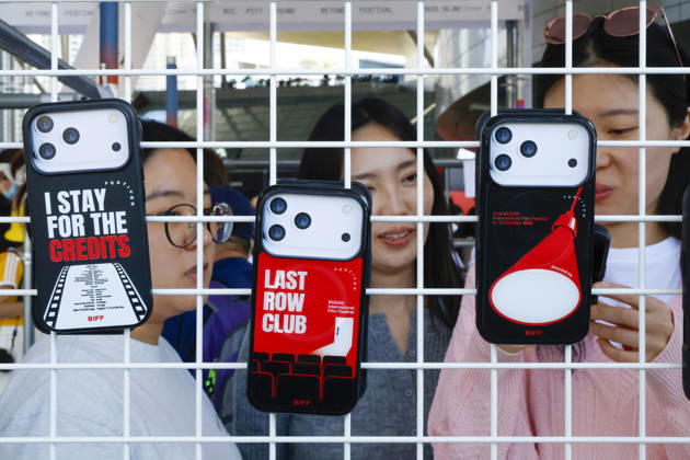 people visit the Busan International Film Festival, South Korea People browse souvenirs near the Busan Cinema Center, the main venue of the 31st Busan International Film Festival (BIFF), in Busan, South Korea, on October 06, 2026. Busan South Korea Copyright: xMatrixxImages JungxUi-Chelx