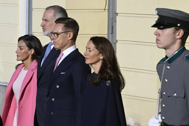LKS 20261006 King Felipe and Queen Letizia (L) of Spain and President Alexander Stubb of Finland and his wife Suzanne Innes-Stubb (R) during the welcoming ceremony in front of the Presidential Palace in Helsinki, Finland, on October 6, 2026. King Felipe and Queen Letizia are on a two-day state visit to Finland. - MARKKU ULANDER Helsinki Finland Copyright: xMarkkuxUlanderx sgYuuBdH6k8