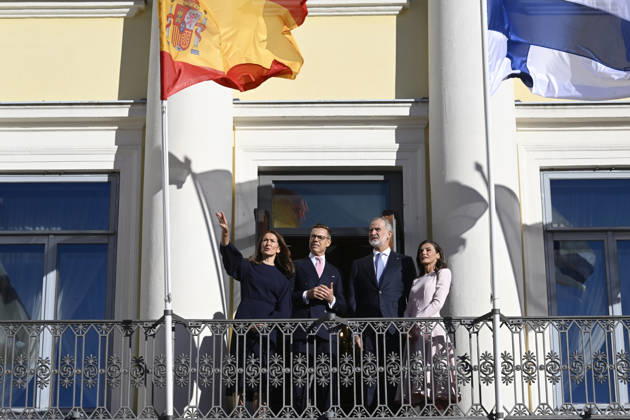 LKS 20261006 King Felipe and Queen Letizia (R) of Spain and President Alexander Stubb of Finland and his wife Suzanne Innes-Stubb (L) during the welcoming ceremony in front of the Presidential Palace in Helsinki, Finland, on October 6, 2026. King Felipe and Queen Letizia are on a two-day state visit to Finland. - MARKKU ULANDER Helsinki Finland Copyright: xMarkkuxUlanderx qviLMM8PwD4